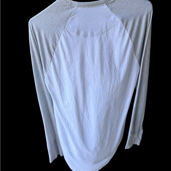 Hollister Men's White and Gray Long Sleeve Tee - Picture 3 of 3